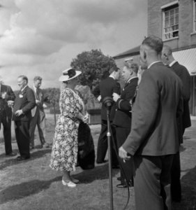 Tuin Stubbings House. Koningin Wilhelmina in gesprek met enkele gedecoreerden, Bestanddeelnr 935-2642