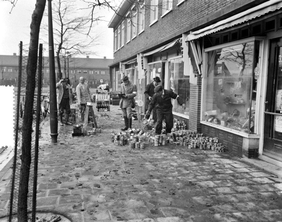Tuindorp Oostzaan maakt schoon schip, Bestanddeelnr 910-9712