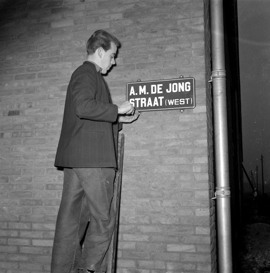 Tuinstad Slotermeer onthulling naambord A. M. de Jong, Bestanddeelnr 906-1598