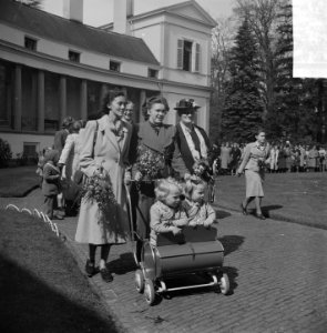Tuinfeest Paleis Soestdijk t.g.v. Koninginnedag, Bestanddeelnr 903-3467