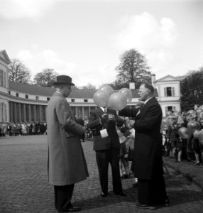 Tuinfeest op Soestdijk vanwege de 40ste verjaardag van koningin Juliana. Ballon…, Bestanddeelnr 903-3481