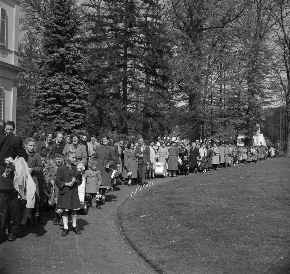 Tuinfeest op Soestdijk vanwege de 40ste verjaardag van koningin Juliana, Bestanddeelnr 903-3477