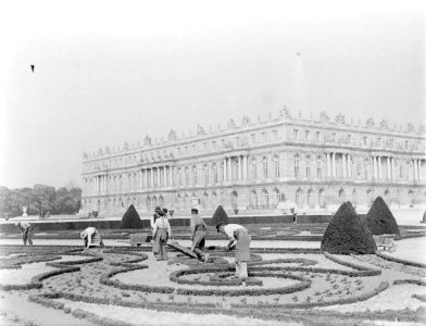 Tuin rondom het Paleis van Versailles, tuinlieden aan het werk, Bestanddeelnr 190-0743