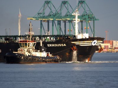Tug 43 - IMO 9602124 - ENI 06105322, turning Erikoussa around, Port of Antwerp