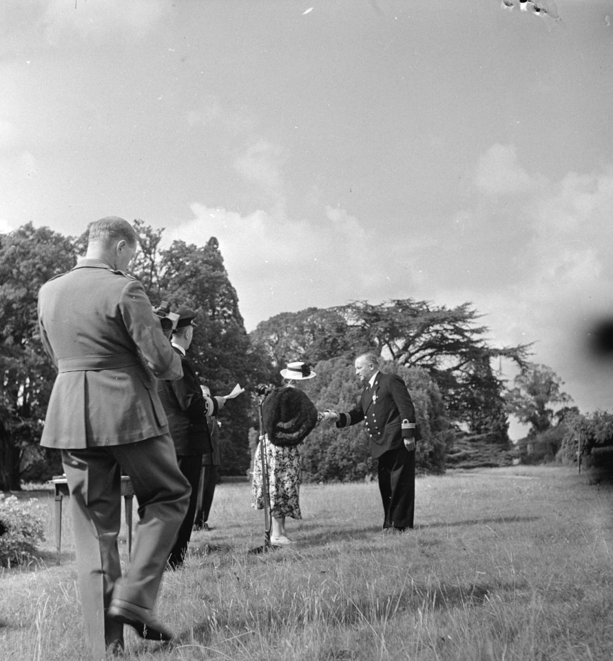 Tuin Stubbings House. Koningin Wilhelmina reikt een onderscheiding uit aan een , Bestanddeelnr 935-2640