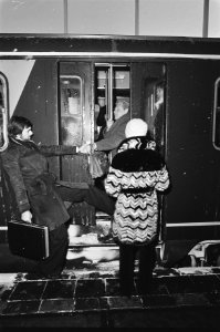 Treinreizigers proberen vast gevroren deur te openen, Bestanddeelnr 930-0630