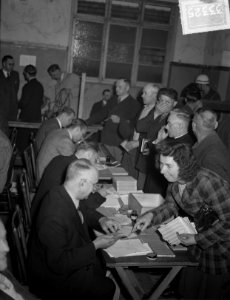 Tudden uitreiking geld distributie bescheiden uitreiken , Bestanddeelnr 903-3325