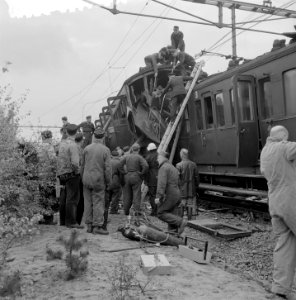 Treinramp militaire trein nabij Oldebroek. Behalve de locomotief onspoorde alle , Bestanddeelnr 907-1235
