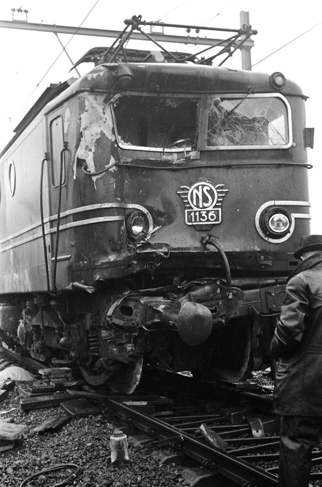 Treinongeluk bij Zoetermeer. De beschadigde locomotief, Bestanddeelnr 920-9680