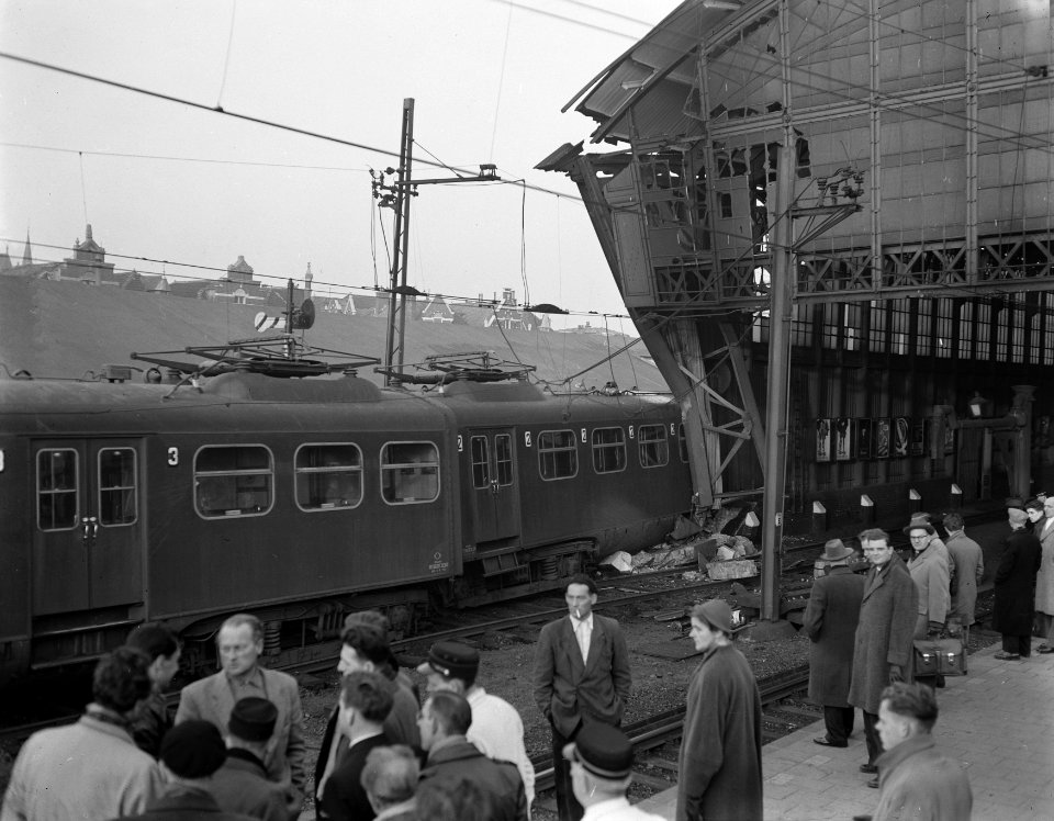 Treinontsporing en beschadigde overkapping Hollands Spoor Den Haag, Bestanddeelnr 907-5095