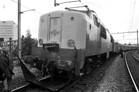Treinbotsing tussen Amstel en Muiderpoortstation in Amsterdam de beschadigde vo, Bestanddeelnr 927-4688