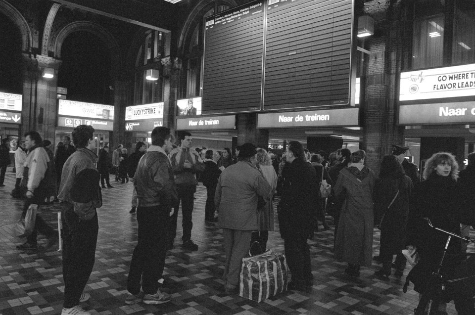 Treinreizigers staan bij leeg vertrektijdenbord in de hal van het Centraal Stati, Bestanddeelnr 934-3980