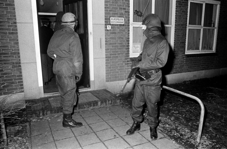 Treingijzeling Wijster (vierde dag) gewapende militairen bij het politiebureau , Bestanddeelnr 928-3114