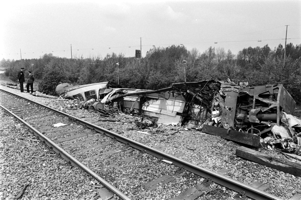 Treinramp Schiedam treinbaan weer vrij voor treinverkeer langs de baan nog wrak, Bestanddeelnr 928-5610
