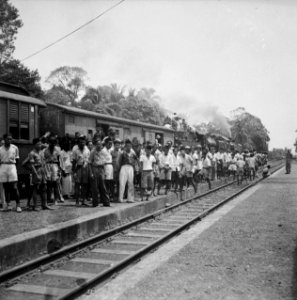 Treincontrole op het station van Krantji (Bekasi). Passagiers op het perron, Bestanddeelnr 10596