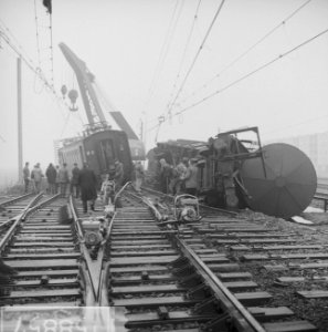 Treinongeluk bij Rotterdam links passagiertrein rechts de goederentrein Het ond, Bestanddeelnr 915-8857