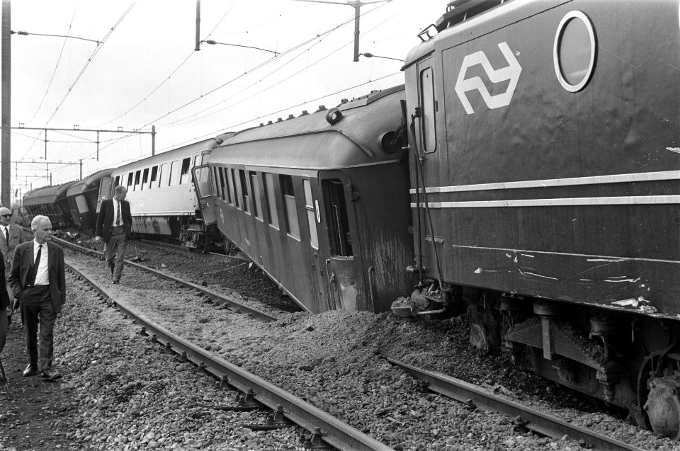 Treinongeluk bij Zaltbommel trein tegen vrachtwagen op bewaakte overweg ontspo, Bestanddeelnr 922-7153