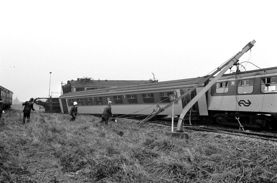 Treinramp bij Goes eerste wagon van de stoptrein op goederentrein. Overzicht, Bestanddeelnr 928-8568