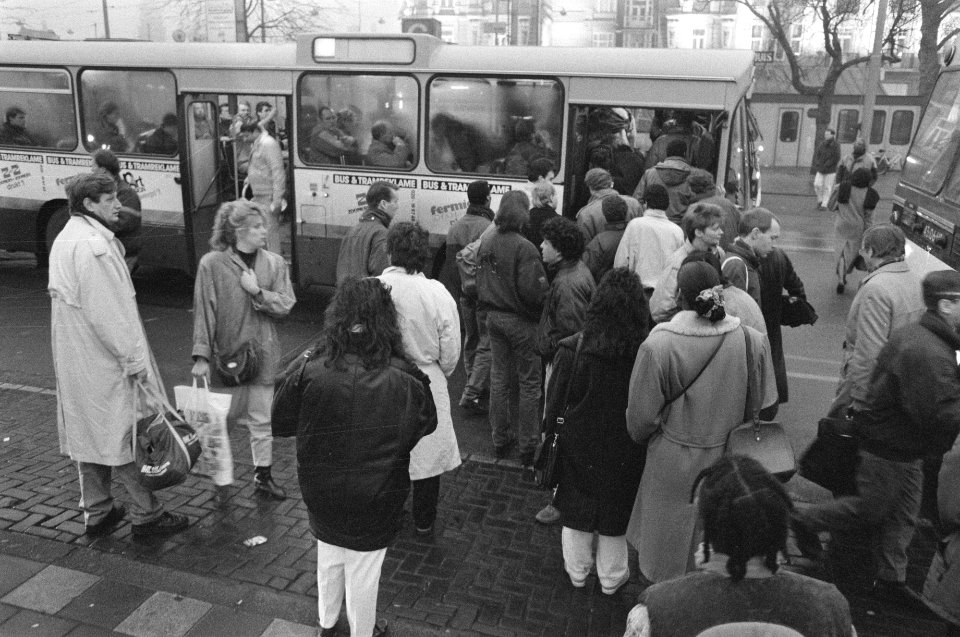Treinreizigers gaan met de bus, anderen wachten op een busperron, Bestanddeelnr 934-3979