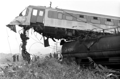 Treinramp bij Goes eerste wagon van de stoptrein op goederentrein, Bestanddeelnr 928-8564