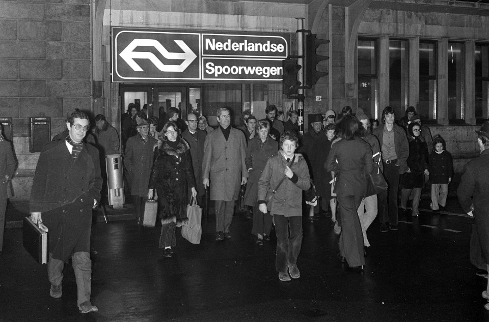 Treinpassagiers komen uit een station, Bestanddeelnr 926-9413