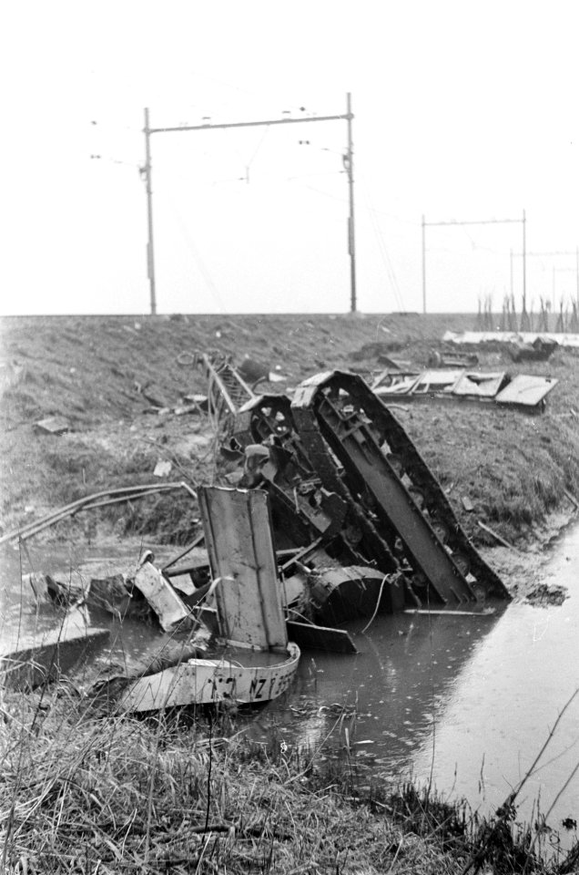Treinongeluk bij Zoetermeer. De dragline waar trein tegen botste, Bestanddeelnr 920-9681