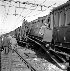 Treinramp militaire trein nabij Oldebroek. Behalve de locomotief onspoorde alle , Bestanddeelnr 907-1236