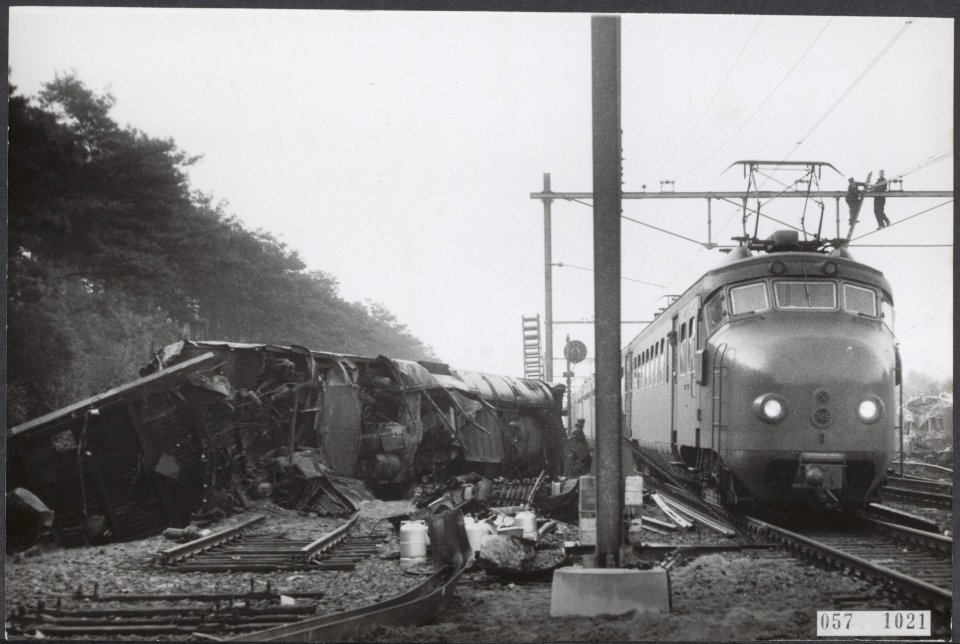 Treinongeluk te Woensel. Een dag later. De eerste proeftrein rijdt over het vrij, Bestanddeelnr 057-1021