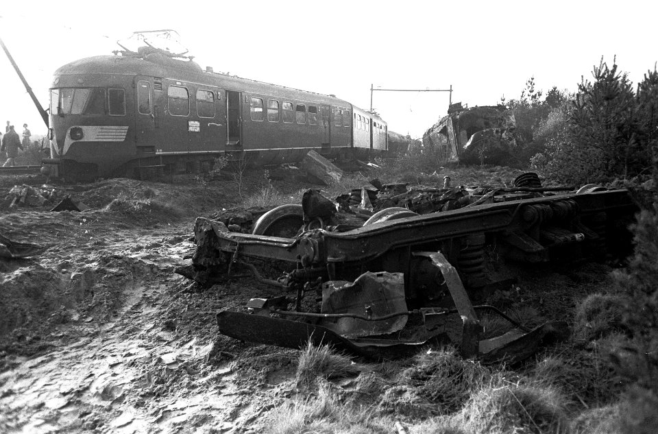 Treinramp tussen Roermond en Weert. Op voorgrond wielenstel omgeslagen trein, Bestanddeelnr 920-8453