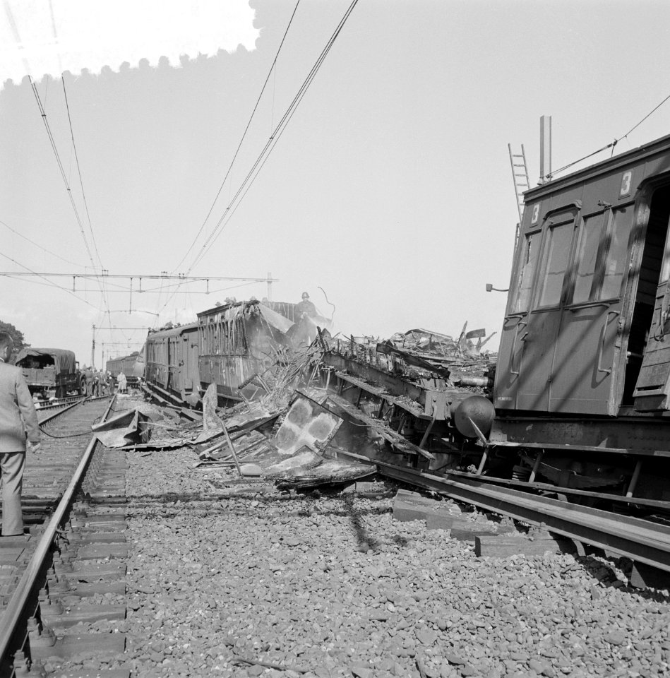 Treinramp militaire trein nabij Oldebroek. Behalve de locomotief onspoorde alle , Bestanddeelnr 907-1234