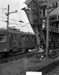 Treinontsporing en beschadigde overkapping Hollands Spoor Den Haag, Bestanddeelnr 907-5096