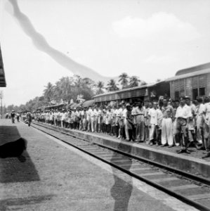 Treincontrole op het station van Krantji (Bekasi). Passagiers op het perron, Bestanddeelnr 10599