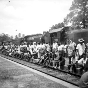 Treincontrole op het station van Krantji (Bekasi) Passagiers op het perron, Bestanddeelnr 10598