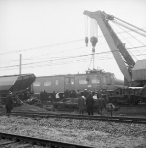 Treinongeluk bij Rotterdam links passagiertrein rechts de goederentrein Het ond, Bestanddeelnr 915-8858