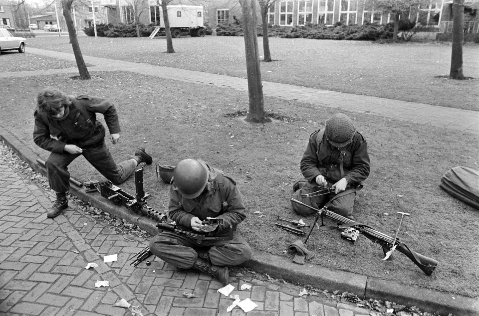 Treingijzeling bij Wijster door Zuid-Molukkers (neg. nr. 17) soldaten maken wa…, Bestanddeelnr 928-3141