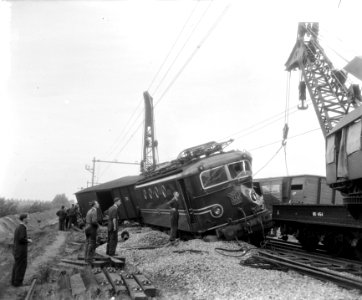 Treinbotsing noordelijke oprit Moerdijkbrug., Bestanddeelnr 907-2334