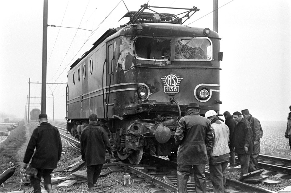 Treinongeluk bij Zoetermeer. De beschadigde locomotief, Bestanddeelnr 920-9679
