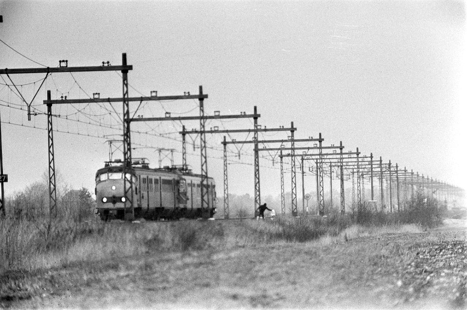 Treinkaping bij Beilen (derde dag) de trein en onderhandelaar Pessereron, Bestanddeelnr 928-3085