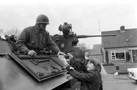 Treingijzeling bij Wijster door Zuid-Molukkers soldaat in tank krijgt koffie, Bestanddeelnr 928-3140