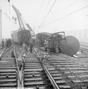 Treinongeluk bij Rotterdam links passagiertrein rechts de goederentrein, Bestanddeelnr 915-8852