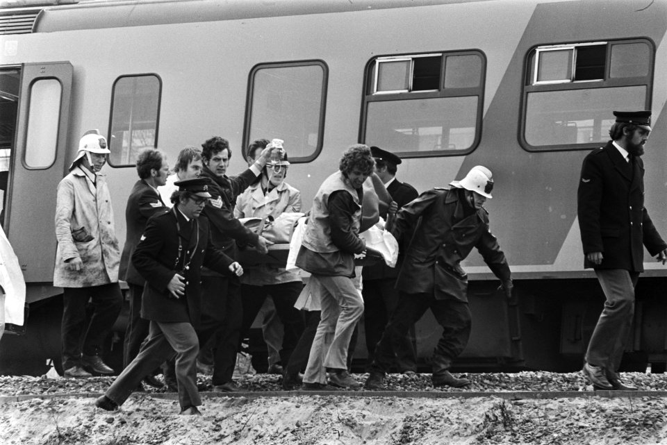 Treinramp bij Schiedam, 24 doden machinist wordt weggedragen, Bestanddeelnr 928-5569