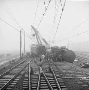 Treinongeluk bij Rotterdam links passagiertrein rechts de goederentrein Het ond, Bestanddeelnr 915-8855