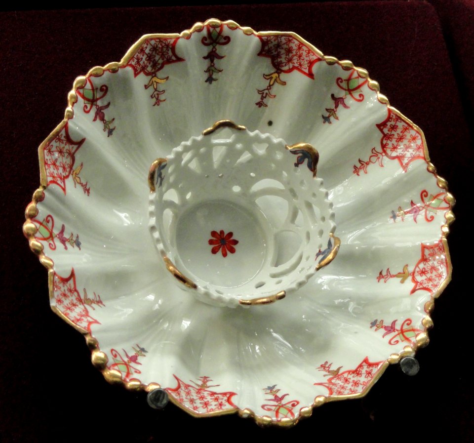 Trembleuse saucer, c. 1725, Du Paquier factory, hard-paste porcelain, overglaze enamels, gilding - Gardiner Museum, Toronto - DSC00960