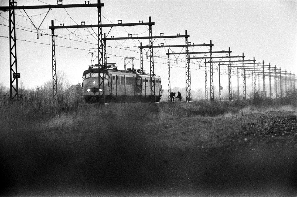 Treinkaping bij Beilen (derde dag) twee kapers gooien iets weg, buiten de trein, Bestanddeelnr 928-3080