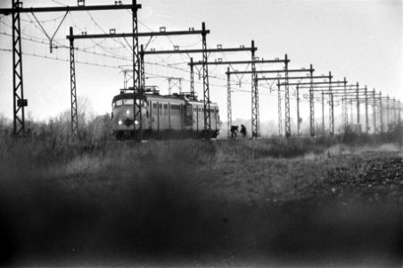 Treinkaping bij Beilen (derde dag) twee kapers gooien iets weg, buiten de trein, Bestanddeelnr 928-3080