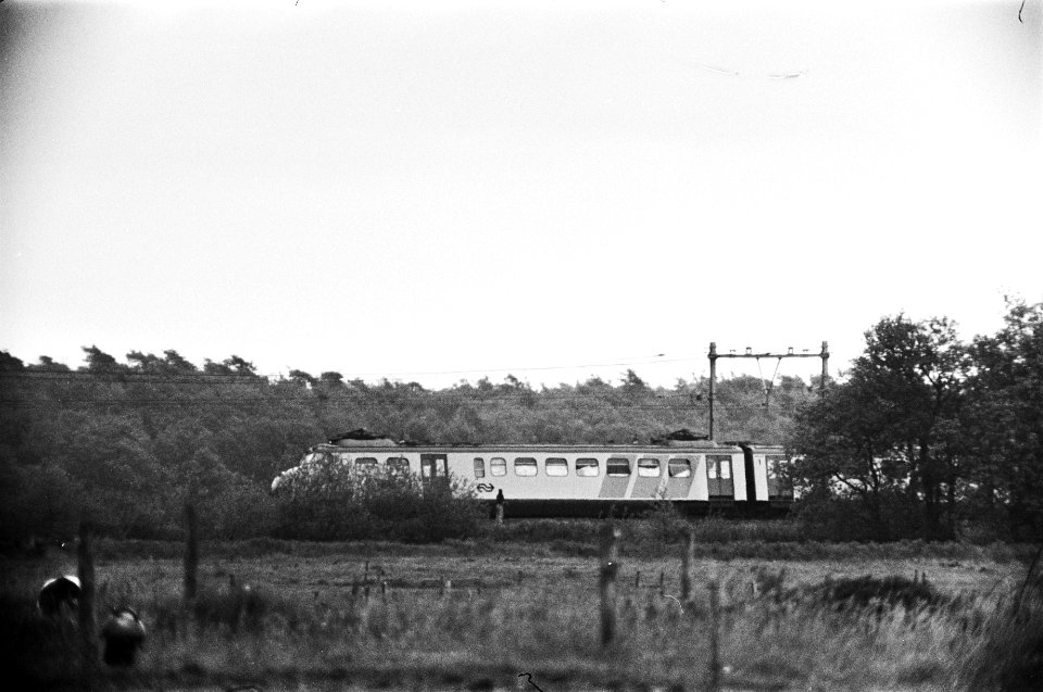 Treinkaping De Punt kaper wandelt buiten de trein, Bestanddeelnr 929-2062