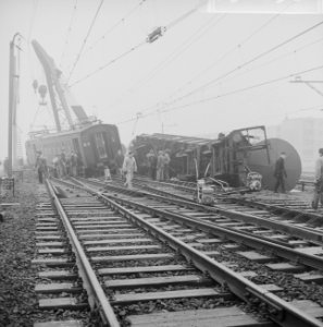 Treinongeluk bij Rotterdam links passagiertrein rechts de goederentrein Het ond, Bestanddeelnr 915-8856