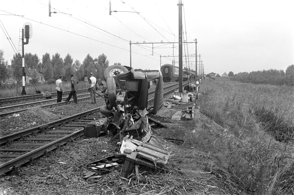 Treinongeluk bij Zaltbommel de vernielde vrachtwagen, Bestanddeelnr 922-7154