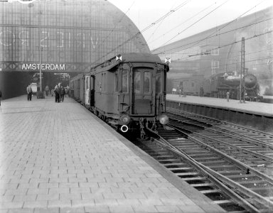 Treinwagons aan een perron van het Centraal Station, Bestanddeelnr 252-1031