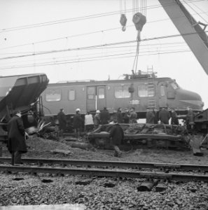 Treinongeluk bij Rotterdam links passagiertrein rechts de goederentrein Het ond, Bestanddeelnr 915-8853